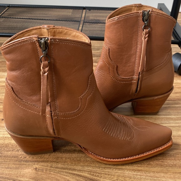 BUNDLE - Tecovas  2 pairs of the Daisy bootie in black and caramel - Picture 12 of 15